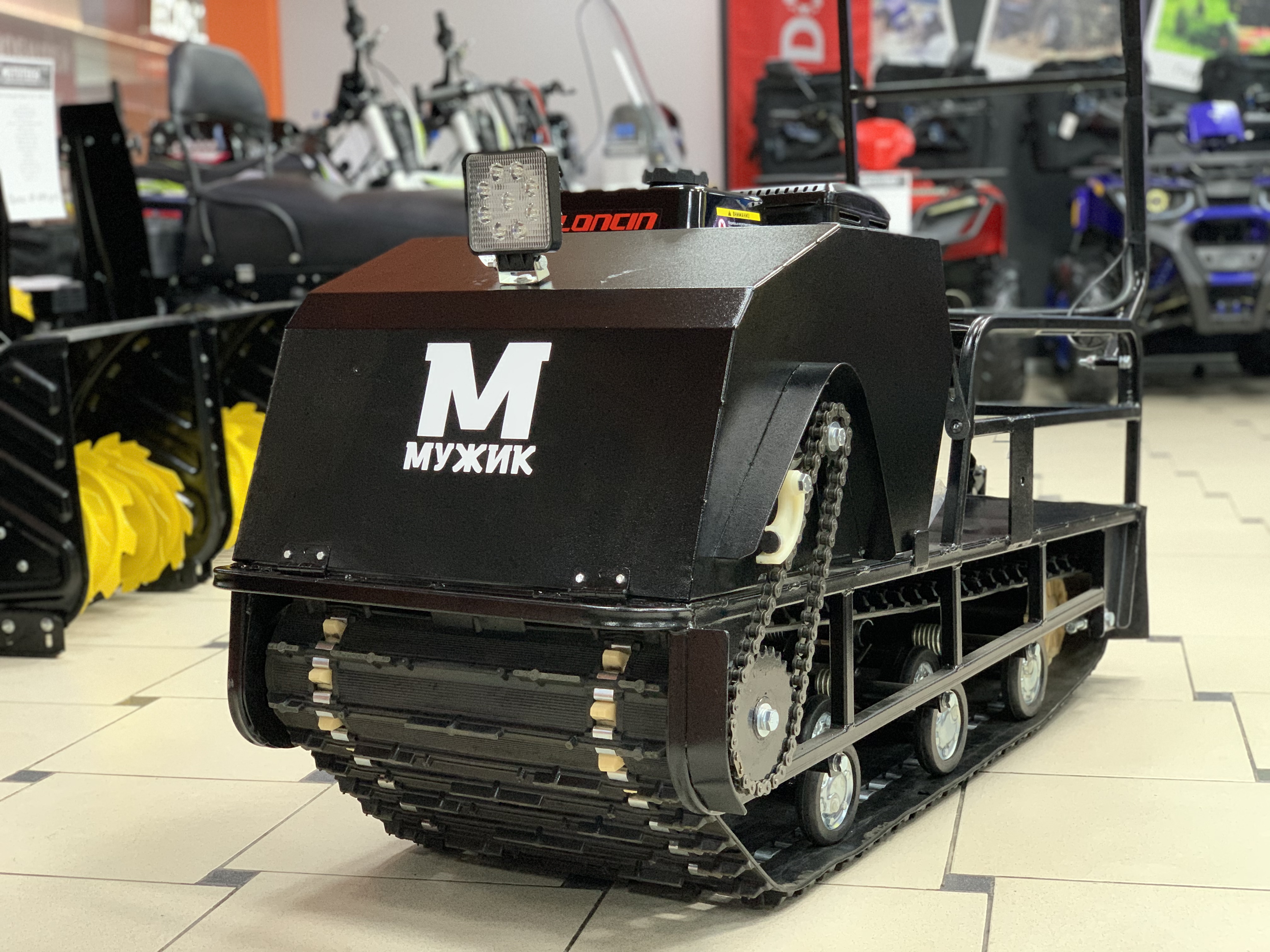 Мотобуксировщик Мужик LUXE М500 NEW Long. 1700. 20 л.с.. катковая. с реверсом. с тормозом